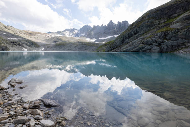 incredibile giornata escursionistica in una delle zone più belle della svizzera chiamata pizol nel cantone di san gallo. che meraviglioso lago alpino chiamato wildsee nelle alpi svizzere. - switzerland mountain graubunden canton hiking foto e immagini stock