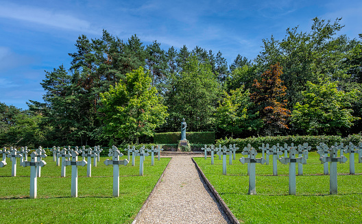 Roemeense militaire begraafplaats Soultzmatt in de franse Vogezen met 678 Roemeense militairen omgekomen tijdens de Eerste Wereldoorlog. Deze militairen kwamen niet alleen om bij gevechtshandelingen maar ook veel door uitputting en honger in Duits krijgsgevangenschap.