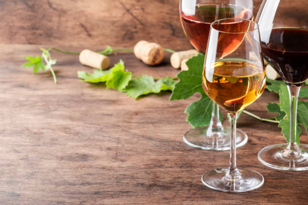 와인 시음. 레드, 화이트, 로즈 스틸 와인 빈티지 나무 테이블 배경에 잔 - sauvignon blanc 이미지 뉴스 사진 이미지
