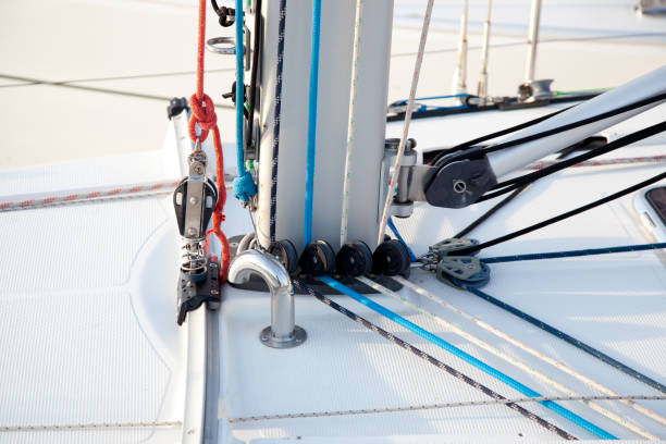 detail des segelbootmastbodens mit seilen - cable winch sailing yacht sport stock-fotos und bilder