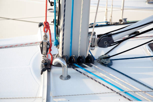 밧줄이있는 범선 돛대 바닥의 세부 사항 - cable winch sailing yacht sport 뉴스 사진 이미지