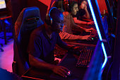 gruppe-fokussierter-junger-multiethnischer-cybersportler-in-headsets-die-in-einer-reihe-sitzen.jpg?b=1&s=170x170&k=20&c=Ud5tmhBE9-oXi1ybgGDZ2IsRxJeLpTbRy7ItOoG6x74=