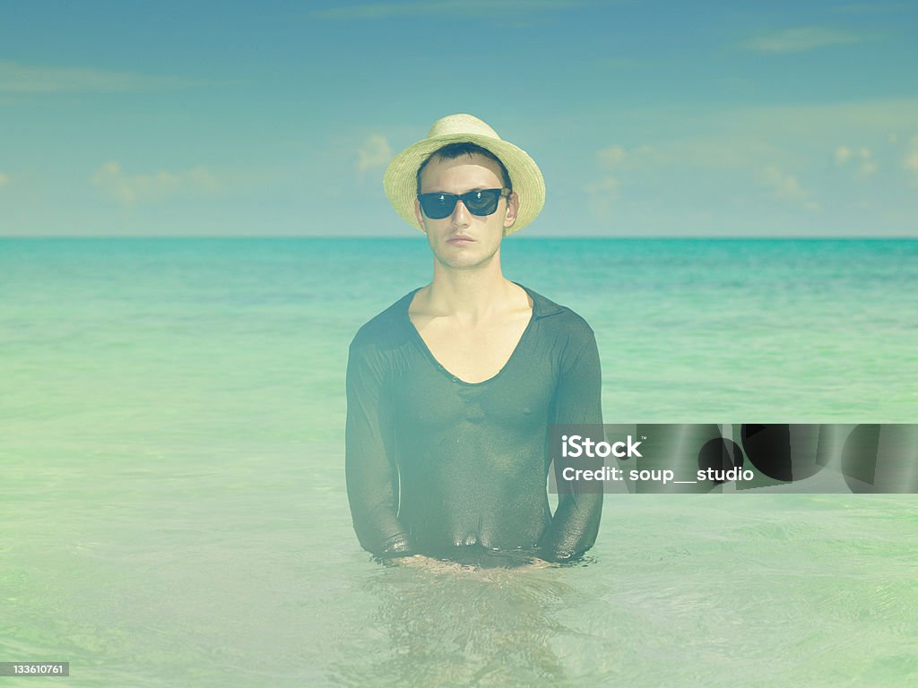 Elegante homem no mar - Foto de stock de Esparramar líquido royalty-free