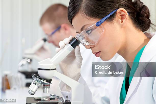 Científico Chino Mujer Femenina Microscopio En Los Análisis De Laboratorio Foto de stock y más banco de imágenes de Laboratorio