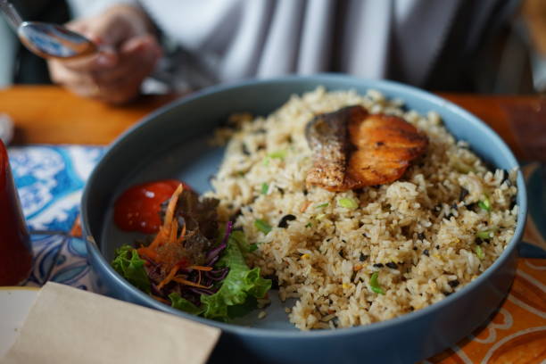 큰 접시에 소스를 곁들인 볶음밥 메뉴 - prepared shrimp skewer rice prepared fish 뉴스 사진 이미지