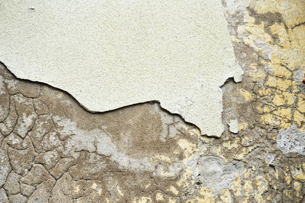 istock Old concrete wall with peeling plaster and cracks 1336113732