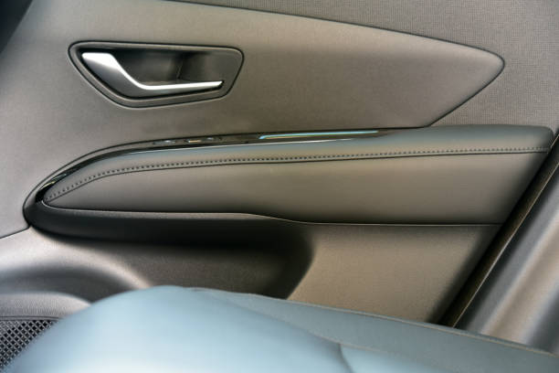 istock Door handle to open the car 1336116654