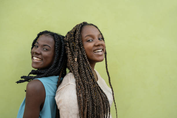mujeres afro estilo trenza - fondo verde fotos fotografías e imágenes de stock