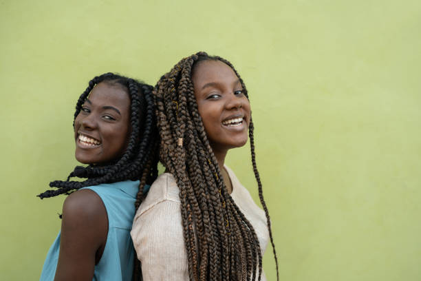 treccia stile afro donne - trecce foto e immagini stock