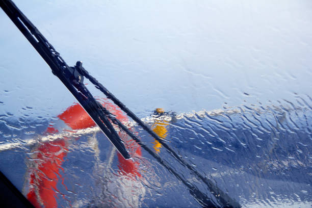 boat perfect storm water splashing - moody sky water sport passenger craft scenics imagens e fotografias de stock