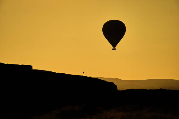silhouette de montgolfière en cappadoce urgup avec des couleurs jaunes et noires - dawn valley star morning photos et images de collection