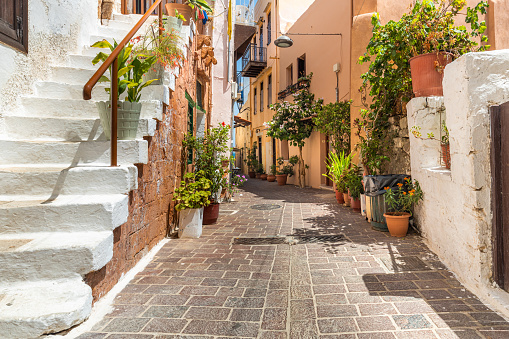 escaleras blancas y encantadoras calles del casco antiguo de Chani en la isla de Creta photo