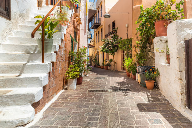クレタ島のハニの旧市街の白い階段と魅力的な通り - クレタ島 ストックフォトと画像