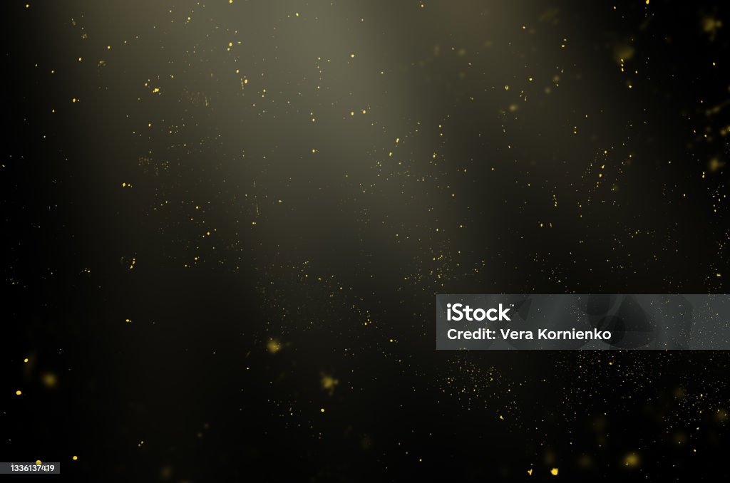 golden particles in the rays of light on a black background for use with the screen overlay mode - 免版稅灰塵圖庫照片