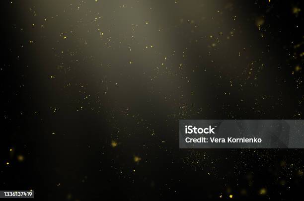 Golden Particles In The Rays Of Light On A Black Background For Use With The Screen Overlay Mode 照片檔及更多 灰塵 照片