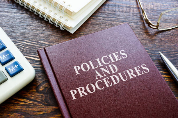 la guía de políticas y procedimientos sobre la mesa. - estrategia fotografías e imágenes de stock
