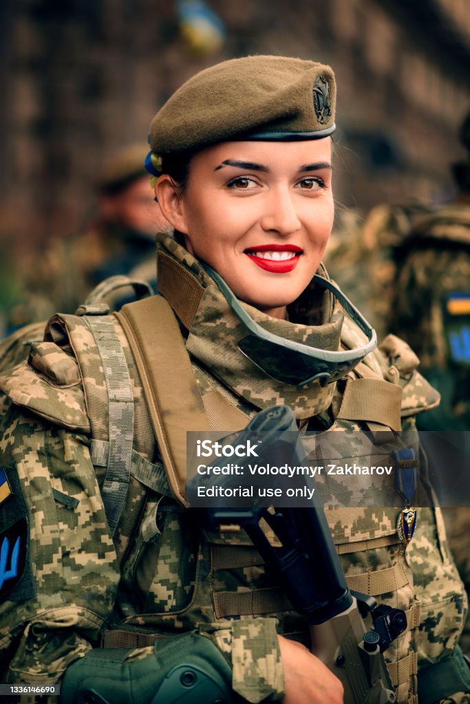 Probe der Militärparade anlässlich des 30-jährigen Unabhängigkeitstages der Ukraine. Ukrainische lächelnde Soldatin in Militäruniform auf der Khreshchatyk Straße. - Lizenzfrei Ukraine Stock-Foto