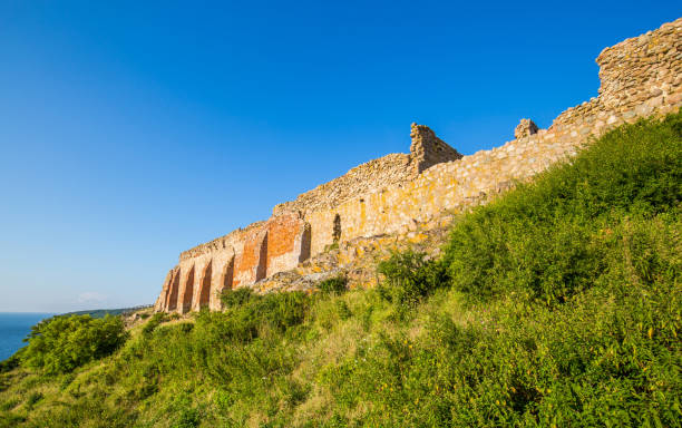 замок хаммерсхус в борнхольме, дания - hammershus стоковые фото и изображения