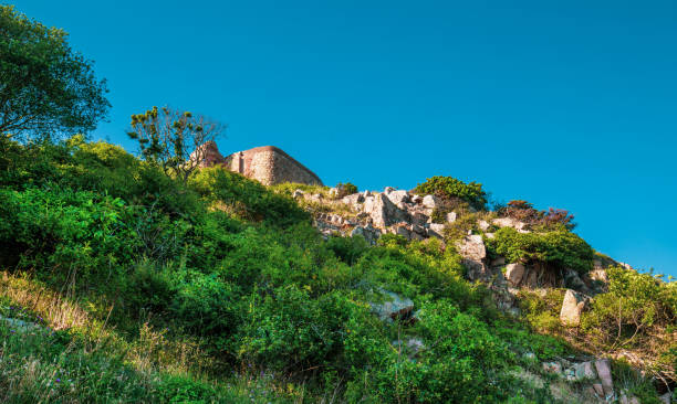 замок хаммерсхус в борнхольме, дания - hammershus bornholm island denmark island стоковые фото и изображения