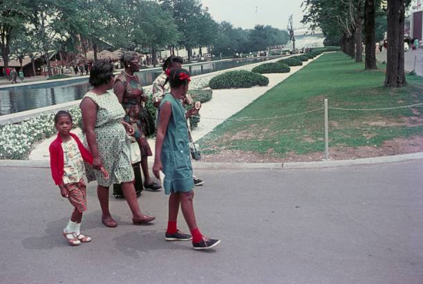 familia afroamericana en un paseo por washington dc - africano americano fotos fotografías e imágenes de stock