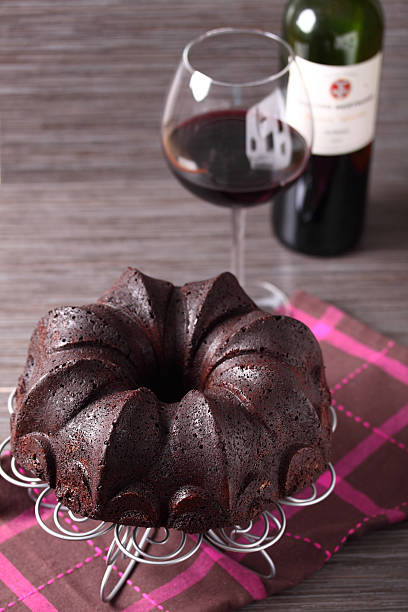 pastel bundt de chocolate con vino tinto - chocolate bundt cake fotografías e imágenes de stock