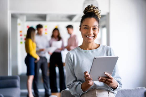 kobieta biznesu pracująca online w biurze za pomocą tabletu - professional occupation business one person young adult zdjęcia i obrazy z banku zdjęć