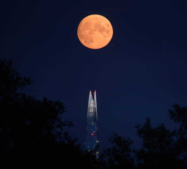 istock Full Moon over London 1336162258