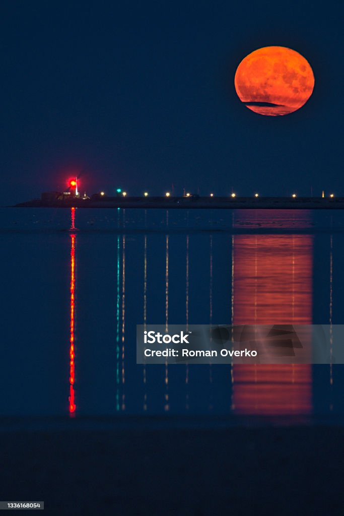 Vzácné léto plné modré jeseter Měsíc stoupající nad irskou oblohou mezi majáky Dun Laoghaire 23. srpna 2021 při pohledu z Sandymount Beach, Dublin, Irsko - Bez autorských poplatků Dún Laoghaire Stock fotka Vzácné léto plné modré jeseter Měsíc stoupající nad irskou oblohou mezi majáky Dun Laoghaire 23. srpna 2021 při pohledu z Sandymount Beach, Dublin, Irsko - Bez autorských poplatků Dún Laoghaire Stock fotka