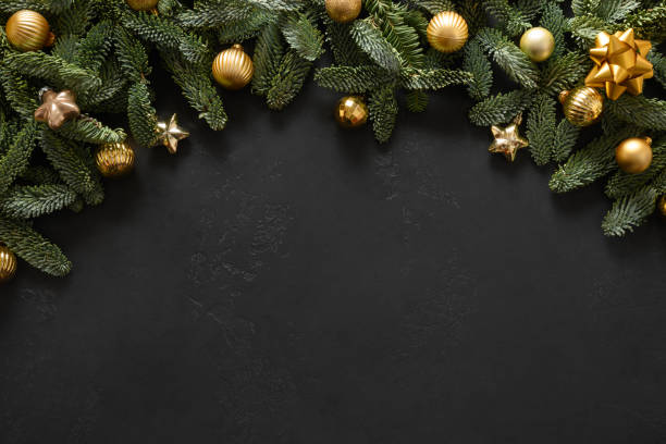 arco de navidad con ramas nobilis, bolas de oro. tarjeta de felicitación de navidad. feliz año nuevo. vista desde arriba, plana lay. - nobilis fotografías e imágenes de stock