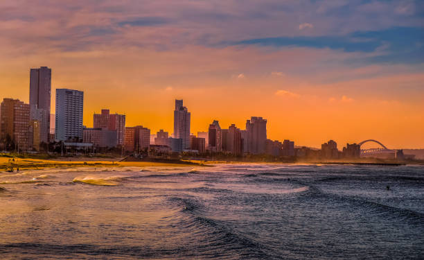 praia de durban golden mile com areia branca e skyline áfrica do sul - south africa coastline sea wave - fotografias e filmes do acervo