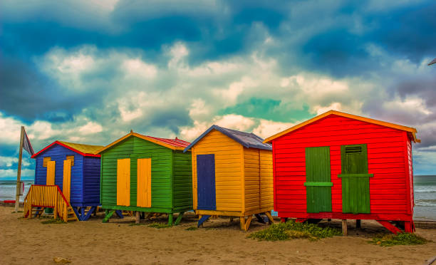 세인트 제임스 비치 케이프 타운의 다채로운 탈의실 - cape town beach hut multi colored 뉴스 사진 이미지