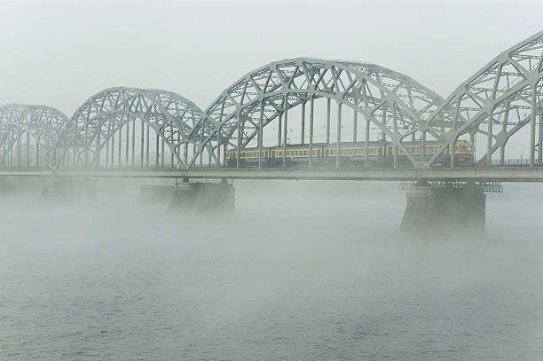 霧の橋 - portage ストックフォトと画像