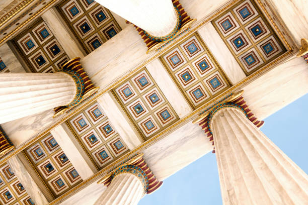 dettaglio del tetto dell'accademia nazionale di atene, grecia - neoclassico foto e immagini stock