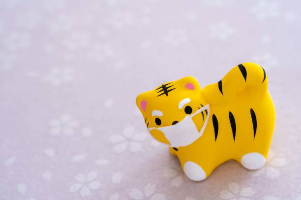 istock 2022 New Year's card tiger with mask image (Cherry blossoms, right） 1336199035