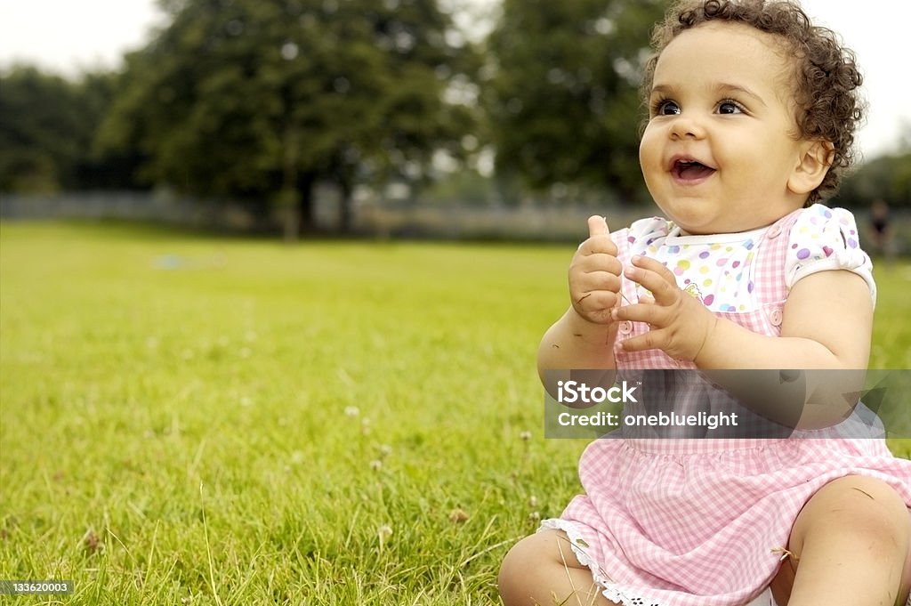베이비 여자아이 (1년 이내) 앉아 잔디, 클래핑 시계바늘 - 로열티 프리 12-17 개월 스톡 사진