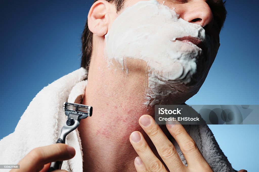 Крупным планом человек, бритье Razor Burn - Стоковые фото Болез�ни кожи роялти-фри