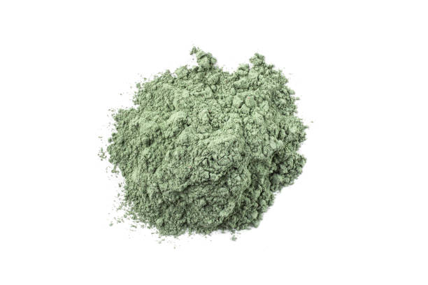 trockener grüner kosmetischer ton isoliert auf weißem hintergrund. - gesichtspuder stock-fotos und bilder