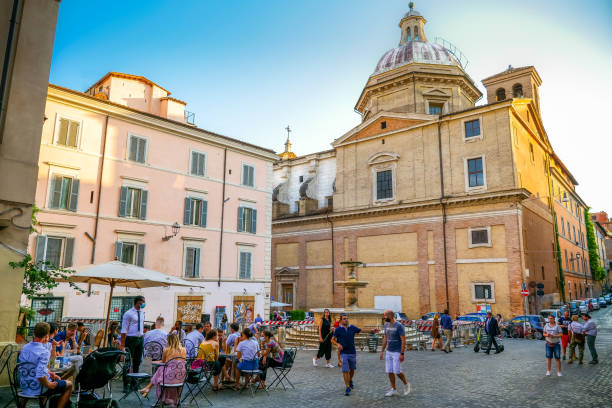 dziesiątki klientów cieszą się życiem na małym placu w dzielnicy monti w samym sercu rzymu - cupola people rome lazio zdjęcia i obrazy z banku zdjęć