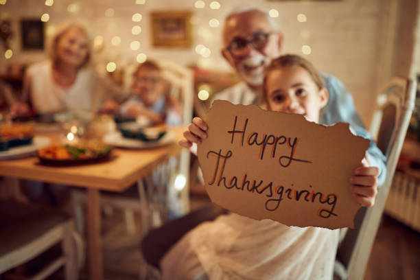 szczęśliwego święta dziękczynienia wszystkim! - dining table child grandparent grandchild zdjęcia i obrazy z banku zdjęć