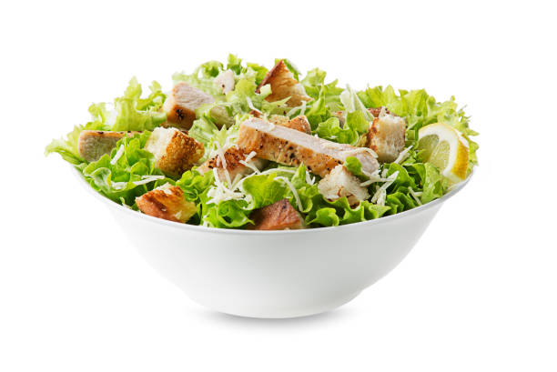 куриный салат. салат «куриный цезарь» - grilled chicken salad salad dressing food стоковые фото и изображения