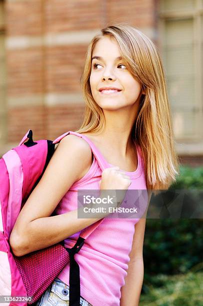 Niña En Edad Escolar Adolescente Con Mochila Sonrisas En Campus Foto de stock y más banco de imágenes de Adolescente