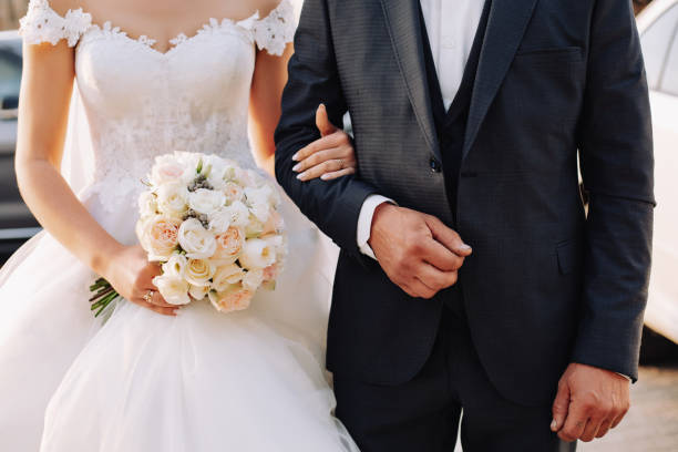 花嫁と父は隣り合いで、父は彼女の腕を握る。スリムな美しい若い花嫁は彼女の結婚式の前に父親の手を握っている。腕の花嫁と父の腕。 - 結婚 ストックフォトと画像