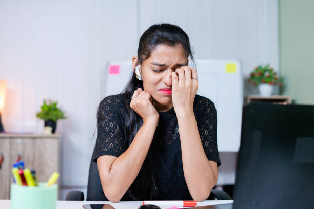 plan moyen de la jeune femme indienne en pleurs tristes frustrés sur le lieu de travail - concept de stress émotionnel, mental ou au travail au bureau. - medium shot photos et images de collection