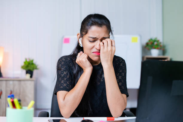 職場でイライラ悲しい泣いている若いインドの女性のミディアムショット - オフィスで感情的、精神的または仕事のストレスの概念。 - medium shot ストックフォトと画像