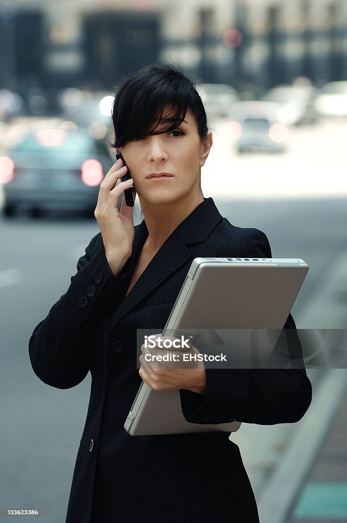 Femme d'affaires avec téléphone portable dans la rue - Photo de Adulte libre de droits