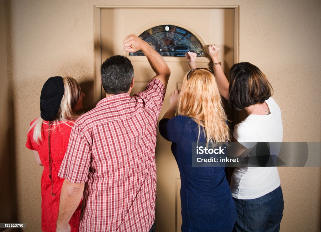 Tocando a la puerta - Foto de stock de Llamar a la puerta libre de derechos