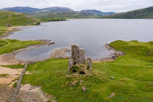 ardvreck castle scotland - loch assynt fotos imagens e fotografias de stock