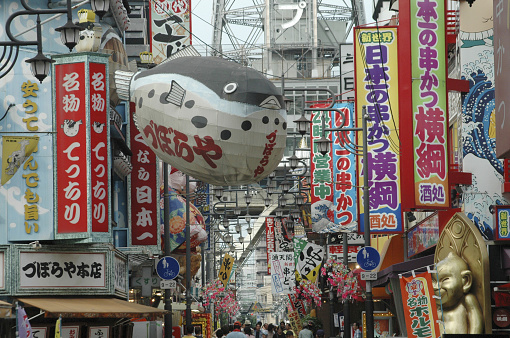 A typical downtown area of Minami, Osaka. According to the city planning of the Shogunate, the playhouses in Osaka were gathered on the south side of Dotonbori, and prospered as the home of Japanese plays for a long time. When a large number of people gathered in the play, the food shop naturally prospered. The restaurants are bustling all year round with shops of various genres lined up on the north side of Dotonbori Dori. In recent years, the river promenade and Tonbori River Walk have also become popular.