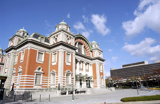Osaka City Central Public Hall received high praise for its beautiful exterior and interior design, which are indispensable for the landscape of Nakanoshima, as a historical building. It was designated as an important cultural property.