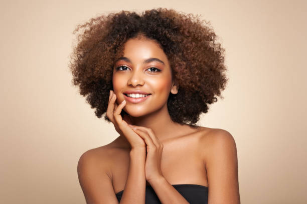 retrato de belleza de una chica afroamericana con cabello afro - modelo de modas fotografías e imágenes de stock
